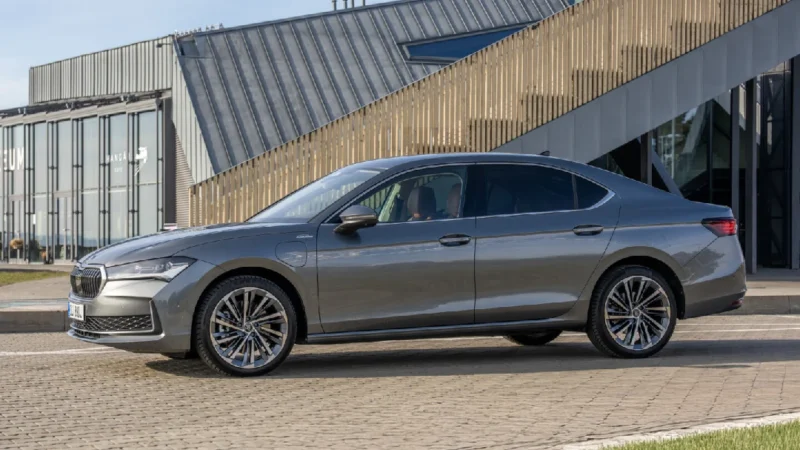 Superb dobija plug-in hibridni pogon